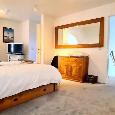 Дом отдыха Spacious Couples 4 Bedroom With Garden Near The Center Of *