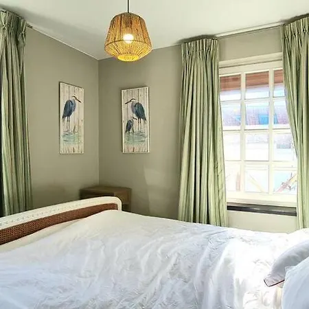 Дом отдыха Spacious Couples 4 Bedroom With Garden Near The Center Of *