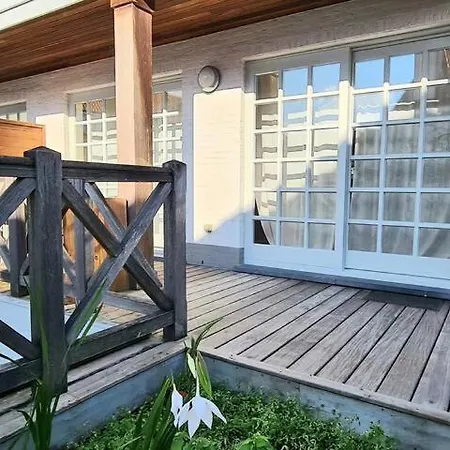 Дом отдыха Spacious Couples 4 Bedroom With Garden Near The Center Of