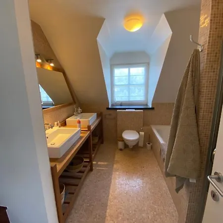 Дом отдыха Spacious Couples 4 Bedroom With Garden Near The Center Of